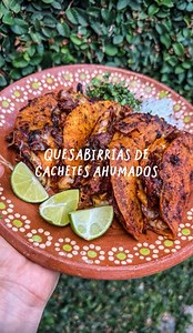 Con las manos se deshacen estos cachetes de res ahumados, ni tenedor se necesita 🤤 además te comparto la salsa ideal para que tu birria quede buenisima con todo y quesabirrias. 🔥Todo esto en el asador que todos tenemos y que dura toda la vida mi Weber Máster Touch 22" yo digo que te sirve para todo, si quieres hacer carne asada, ahumar, aprender o ser feliz 😀. 🌶️Mi salsa para birria: 5 chiles guajillos 3 chiles anchos 2 chiles pasilla 2 de árbol (o más si quieres que pique) Desvenados y remo