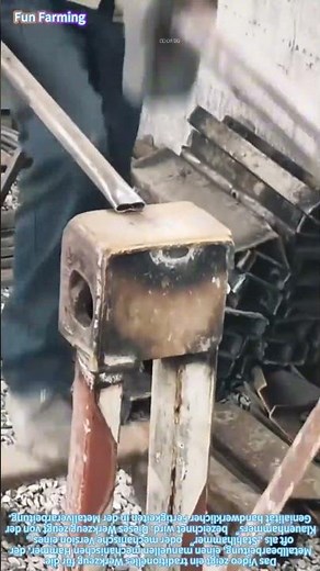 Die Kunst der Metallbearbeitung: Manueller mechanischer Hammer in Aktion