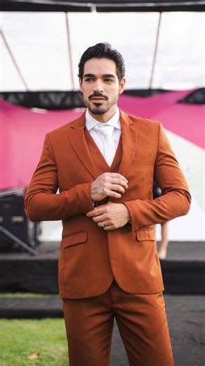 Seletto | Aluguel de ternos on Instagram: "Da primeira à quinta edição, a Seletto carrega o orgulho de fazer parte da @tardezinhadasnoivas , acompanhando de perto cada capítulo dessa jornada tão especial no universo dos casamentos ✨🤍 Nosso agradecimento sincero à querida @julianaathaydea , cuja dedicação, sensibilidade e visão transformaram o evento em uma verdadeira referência, elevando o padrão e cuidando de cada detalhe — especialmente da valorização dos fornecedores 🤍 É esse cuidado que pe