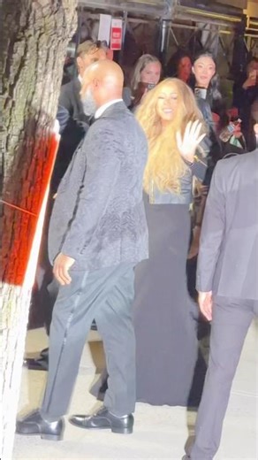 It’s tiiime… Mariah Carey just made the fastest entrance to Tiffany Blue Box 💎✨