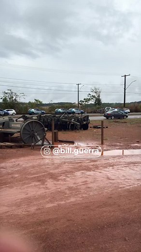 Bill Guerra on Instagram: "Na manhã desta terça-feira, 15, um tiroteio foi registrado em um posto de combustível na GO-139, em Silvânia. Policiais civis, que estavam em uma academia nas proximidades, identificaram um foragido da justiça no local, onde ele abastecia seu veículo. Ao tentar realizar a abordagem, o suspeito reagiu com tiros, desencadeando um confronto. Durante a troca de tiros, o criminoso foi baleado e encaminhado ao hospital. O indivíduo já tinha histórico de crimes e havia ameaça