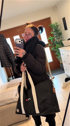 Födlis&Carbonara Die gäub Sauce, esch eifach es flössigs Ei gsi vom Gschmak. Mer händs ned gässe. I ha NO fröndlechi Kritik abgäh, leider esch die gueti Frou absolut ned kritikfähig gsi. Sie het eus belächlet (de beni usgrasstet) ond ou nömm fröndlech gsi. Ha ere gseit, dassi scho sehr offt Carbonara be go ässe ide Restaurants, ond no nie esch mer so öpis onder d Ouge cho. De het sie gseit, de besch äuä ned ide Schwiz go ässe, das sige orginali Italiänischi Carbonara?!. Def nei oder? Ha gseit za