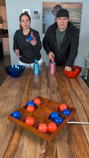 983K views · 3.8K reactions | Reto de la Botella + Lanzamiento de Pelotas + 3 en Raya Giratorio ❌⭕ #juegos #retos #fyp | Familyfunespanol | Facebook