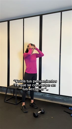 Muchas veces pensamos que los problemas de tiroides aparecen de la nada… pero en realidad muchas cosas empiezan mucho antes. Empiezan en cómo vivimos. En cómo pensamos. En cómo reaccionamos al estrés. Un pensamiento genera una emoción. La emoción activa tu sistema nervioso. Y tu sistema nervioso envía señales a tus hormonas. Con el tiempo, esas señales repetidas también impactan tu metabolismo y el funcionamiento de tu tiroides. Por eso no solo importa lo que comes o cuánto entrenas. También imp
