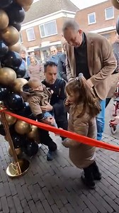 Feest in Centrum Stiens❤️ 🐟 Mede door de inzet van de FNP is de nieuwe Viswinkel van Kasper Kremer tot stand gekomen. Het was dan ook een hele grote eer dat Kasper en Britt als dank voor alle hulp vroegen de nieuwe Viswinkel te openen. Ek Edward Kooistra wie foar FNP Ljouwert oanwêzich fansels. | FNP Ljouwert
