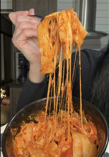 🍕 Make a ridiculously fast & easy keto pizza lasagna bowl with me! You can whip this up in 10 minutes for lunch or busy nights, it’s cheesy, stretchy, filling, saucy and fulfills pretty much every pizza and lasagna craving I ever have all in one.🤟🏼😍🤌🏼 But the best part is it tastes like real lasagna noodles but has a fraction of the calories and carbs because I swapped in my favorite @palmini_official lasagna noodles. They’re just the vegetable hearts of palm, so they’re naturally low in c