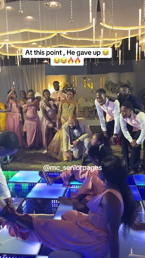 The Groom and His team were motivating him not to give up while the bride and her team were influencing him to give up . Finally He gave up . 😂😂🔥🔥. The games we play 😂😂🔥🥰 Cheers to #KT forever Karl 🤵🇺🇸 & 🇺🇸Thelma 👰‍♀️ ______________________________________ Vendor list ………………………………………………. Makeup 💄: @lana_makovers Hair styliing : @nea_hair Bride’s Wardrobe : @greene_gh Bridal fan : @lalineventdecor Bridesmaids makeup : @harrys_glam Groom’s kaftan : @eddiesclothing Decor : @lalineven