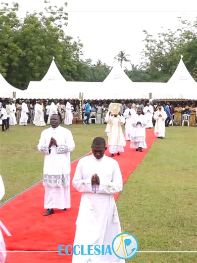 • Clics d’Ecclesia TV • ORDINATION ÉPISCOPALE DE MGR JEAN PIERRE TIEMELE TANOH DANS LE DIOCÈSE D’ABENGOUROU Le 03 janvier 2026, Jean Pierre Tiemele TANOH, a été ordonné Évêque di diocèse d’Abengourou, il succède à Mgr Boniface Baya ZIRI. 📺 À suivre sur : • CANAL : chaîne n°314 • StarTimes : chaîne n°753 🔁 Disponible également en replay sur notre chaîne YouTube. 📱 Téléchargez l’application Ecclesia TV sur le Play Store et l’App Store pour ne rien manquer !#pourtoii #ecclesia #click