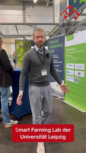 🚜 Digitale Landwirtschaft zum Anfassen Die Mobile Scheune ist ein Projekt des Smart Farming Lab der Universität Leipzig und Teil der Sonderschau One Health auf der vetexpo europe 2026. Seit 2021 tourt der mobile Messestand durch landwirtschaftliche Betriebe und bringt digitale Technologien wie Drohnen und Sensorik direkt zu Landwirten. Ziel ist der Austausch zwischen Praxis und Forschung und die gemeinsame Entwicklung smarter Lösungen. #LTK26 #LeipzigerTierärztekongress #vetexpoeurope #OneHealt