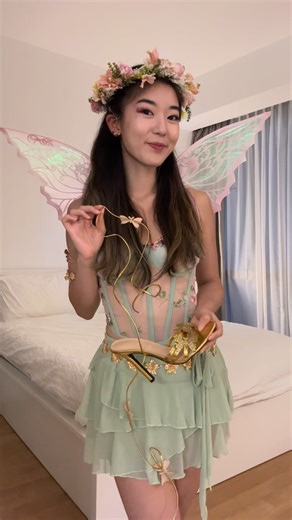 Lily Cherry on Instagram: "fairy halloween costume details 🧚🏻✨ it was SO much fun putting this outfit together and it’s all the accessories that make the look magical 💫 I’m obsessed with all the gold and sparkles!!! 🌟 someone give me another reason to wear this!!! brunch?? #fairycostume #fairycore"