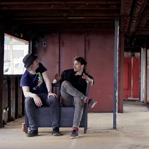 Dinge, die einen überraschen: Dass Olli und Fynn das Hausboot dann doch irgendwie fertig bekommen haben. Dinge, die einen weniger überraschen: auf dem Weg dahin wurde ordentlich gekabbelt und das nicht zu wenig! 🎥-Material via Bernd Hermes. | Netflix
