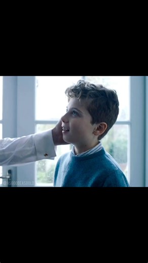 I love the domestic scenes at the start of Silent Night and the tenderness with which Simon deals with Art's cut and kisses Nell ("you look perfect"). I could have watched much more of these two and the kids (the wonderful Griffin brothers) interracting, cutting carrots and chasing chickens but I guess that couldn't last forever 🥺 As we enter the spooky season and are heading towards the festive season, I highly recommend this gem of a Christmas horror and black comedy film. It can be a hard wa