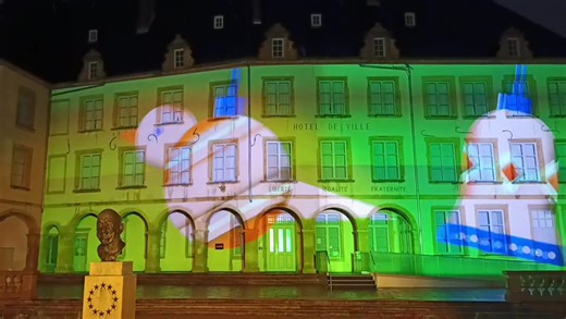 Quelques instants du mapping vidéo, projeté sur la façade de l'Hôtel de ville de Thionville 🎄🎥✨😊... Bonne soirée à tous 😀... Thionville, Moselle, Grand-Est, Lorraine, France. #videos #mapping #noel #Christmas #thionville #moselle #grandest #lorraine #france #année2025 | Les randonnées et balades d'Alex. Photos nature, patrimoine, artistique.