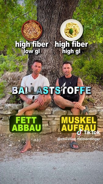 Alle reden über Supplements – aber keiner über die Basics, die wirklich funktionieren. In diesem Video zeige ich dir, wie kleine Entscheidungen beim Essen den Unterschied machen: Eier für Muskelaufbau, Kartoffeln für Fettverlust, Obst für schnelle Energie nach dem Training und Nudeln, wenn du deine Kalorien sauber vollmachen willst. Der Trick ist nicht, „perfekt“ zu essen – sondern zu verstehen, welches Lebensmittel für welches Ziel funktioniert. Muskelaufbau oder Fettverlust? Die Antwort steckt