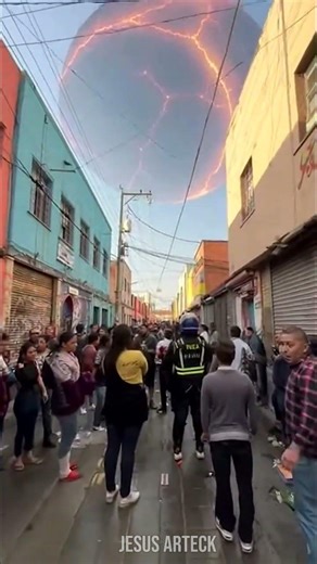 Strange signs in the sky attract people