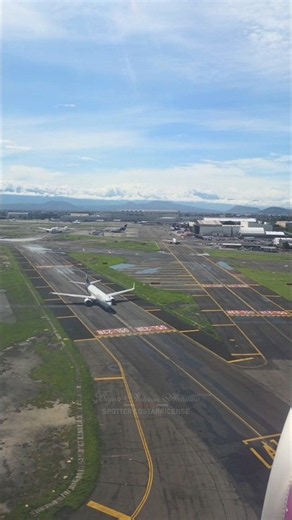 Volaris landing at Mexico City Airport. #Volaris #CDMX #PlaneSpotting #Aviation