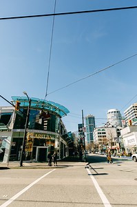 Vancouver comes alive in the sunshine. Come on down to Robson Street and eat, shop and explore the beautiful city! ☀️ #onRobson | Robson Street | Facebook