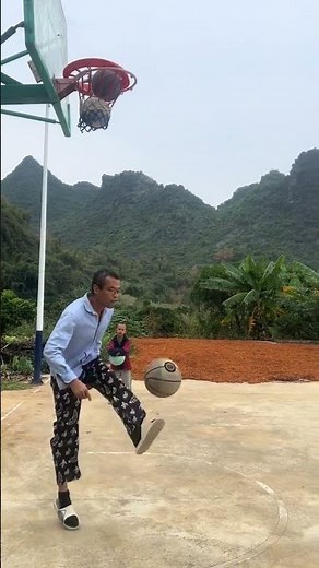 As a father, he must play basketball with his children on weekends. Outdoor sports, basketball,