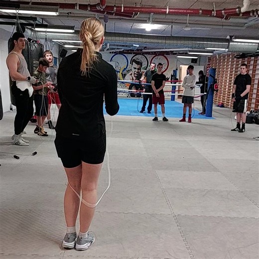 Gladsaxe Bokseklub on Instagram: "SJIP OG SJOV: EN DANMARKSMESTER SÆTTER STANDARDEN! Gladsaxe Bokseklubs diplom og kamphold var mandag i selskab med storhed, da den 14-årige danmarksmester i sjipning, Cajsa Wittrup, besøgte os. Hun har tidligere fået boksetræning til klubbens sommerferieaktiviteter og brugte nu omvendt en halv time på at undervise vores gutter i grundlæggende sjippeteknik. Og lad os bare sige, at drengene fik lidt at videre arbejde med... Med ro og rytme demonstrerede Cajsa, hvo