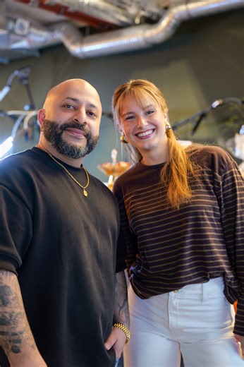 Anzeige 🖤✨ Entdecke das neue Del-4-Ink Studio im Hamburger Schanzenviertel! Mit dem neuen Standort auf dem Schulterblatt eröffnet Del-4-Ink Tattoos & Piercings bereits sein drittes Studio in Hamburg. Hier bekommt ihr Tattoos, Piercings und Zahnschmuck unter einem Dach – umgesetzt von internationalen Künstlern mit viel Leidenschaft für individuelle Körperkunst. Das Studio überzeugt mit einem modernen, stylischen Ambiente. Für längere Tattoo-Sessions gibt es sogar einen Garten, in dem ihr zwische