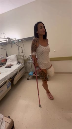 Karina Kończewska on Instagram: "Drugie i trzecie kroki już są pewniejsze. Czuję się szczęśliwa 😊 Mimo bólu dziś, który muszę kontrolować bo…. Jutro do domu 🥹❤️❤️ Czeka mnie wiele torów przeszkód w domu ale będę uczyła się nowego życia. Mam nadzieję, że to ogarnę. Nie chciałabym czuć znowu bólu cały czas. Rana goi się pięknie, zaczynam ćwiczyć kryśka (kikut), tak nazwaliśmy maleństwo 😁 Jutro do domu, jutro zjem całą lodówkę ❤️❤️❤️"