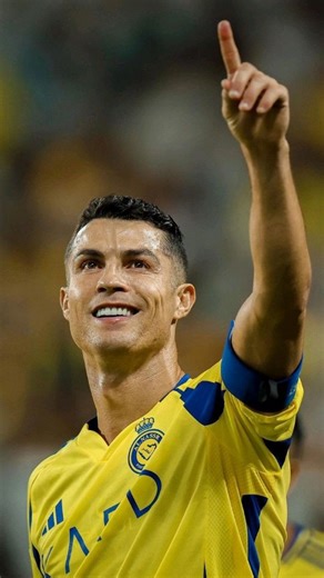 Kai Bryan on Instagram: "ご存知ですか？日本では今、「歩く足跡」から発電しています！⚡ 日本では現在、一歩ごとに発生するエネルギーを電気に変換する圧電タイルが設置されています！🔋 人がこれらのタイルの上を歩くと、体重と動きによってタイルに圧力がかかり、タイルがわずかに曲がり、機械的な応力が生じます。タイル内の特殊な素材がこの圧力を電荷に変換します。⚙️ 一歩ごとに少量の電気が生成されますが、何百万人もの人が毎日歩く場合（東京の渋谷駅では1日240万歩以上！）、LEDライト、ディスプレイ、さらにはセンサーに電力を供給するのに十分なエネルギーが生成されます！💡🌱 この技術は、未来の都市が一歩ごとに「充電」されることを示しています。想像してみてください。もし私たちの都市がこのようなタイルで覆われていたら、私たちの動きだけで発電できるのでしょうか？ ⚡ 日本は圧力電気磁器を使用して電気エネルギーを歩行に変換します。これらの磁器レンガは、歩行のエネルギーを捉えます。歩くと、体重と動きによって磁器に圧力がかかります。磁器はわずかに曲がり、これにより機械的応力が生じます