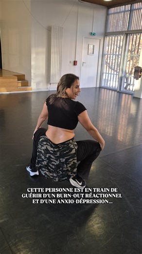 Farah AlwaysWanna-Dance on Instagram: "😶‍🌫️ On voit la démo d'un stage, une salle de danse, de l’énergie, du mouvement... Mais ce qu’on ne voit pas toujours, c’est le chemin derrière. En 2025, j’ai traversé un burn-out réactionnel et une anxio-dépression sévère avec réactions post-traumatiques et manifestations somatiques multiples. Et dans cette période, pour m'accompagner, il y a eu : 🤍 mes proches 💃🕺 le monde de la danse 🩺 et les nombreux professionnels de santé Médecins, psychologues, 