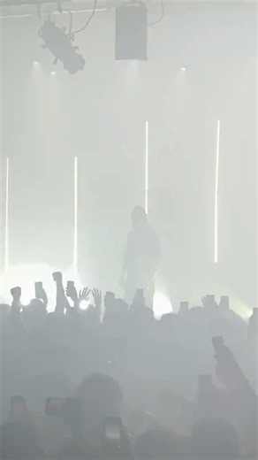 Nettspend performing Tommy in Sydney