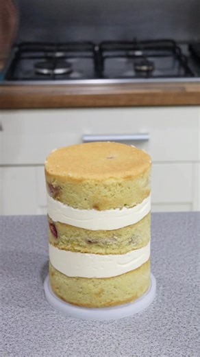 10K views · 324 reactions | Jammie Dodger Cake! ❤️ Made using my 5 inch frost form kit, scraper and red colour mill drip - use code FROSTLOVE10 for 10% off everything at frostform.com checkout  #jammiedodgers #strawberrycake #cakelover #cakedecorating #dripcake #cakedesign #frostform | Loveisbakeable | Facebook