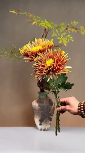 Simple structural techniques for perfectly balanced floral displays 🌱☘🌷🌼🍂 #florist #homedecor #creativity #nature #vasedecor | Oriental Flower Arrangement