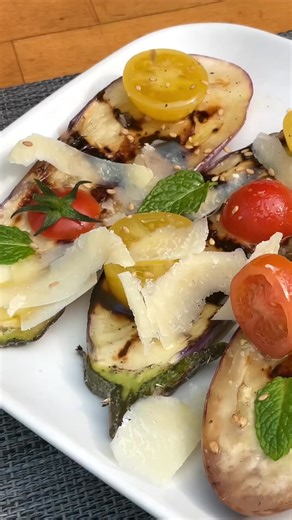 🔥 Berenjenas a la Parrilla con Vinagreta de Tomatitos Cherry 🍆🍅 No hace falta complicarse para comer bien. Estas berenjenas quedan tiernas por dentro, con ese punto tostado irresistible, y la vinagreta de tomatitos… 💥 ¡una explosión de sabor! Un plato sencillo, colorido y saludable, perfecto para cualquier época del año. Ideal como entrante o para acompañar carnes, pescados… o simplemente con un buen pan al lado 😏 Porque ya sabes… Cocinar Poco y Disfrutar Mucho 💚 #guillerodriguez #berenjen