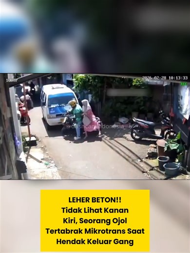 Kronologi : Kecelakaan di Condet, Batu Ampar, Jakarta Timur Seorang pengemudi ojek online tertabrak Mikrotrans saat keluar dari gang di Jalan SDI, Batu Ampar, Jakarta Timur, Sabtu (28/2/2026) pagi. Rekaman CCTV menunjukkan motor keluar dari gang tanpa cukup berhati-hati, sehingga langsung bertabrakan dengan Mikrotrans yang melintas. Insiden ini menyoroti pentingnya kewaspadaan pengendara saat melintas dari jalan kecil ke jalan utama. 🎥 : sekilasinfojakarta #dashcamindonesia #otomotif #dashcam #