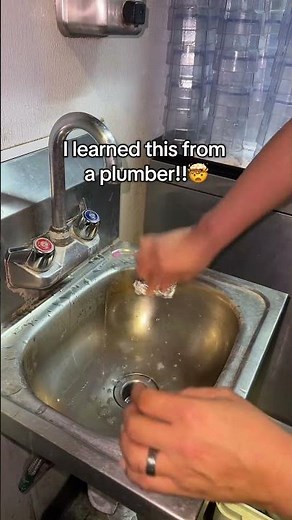 How to clean the sink with tinfoil. #lifehacks #plumber #reallifehacks #tips #cleaning #viralvideo