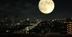 【緊急速報】ウソみたいに月がデカい
