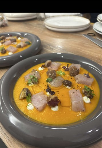 RIVIVI LE EMOZIONI DI UN EVENTO! ✨🎉 Vieni con me dietro le quinte di un evento dove il compagno ha voluto sorprendere la compagna con la mia cucina. Un menù degustazione 4 portate di mare, per sorprendere la dolce metà, e regalare una cena indimenticabile! Se anche tu vuoi provare la mia cucina, Stupire chi ami o godere momenti di relax con amici Scrivimi 📩 o visita il sito chefrusso.it/ al link in bio ‘La cucina Gourmet ad un click da te!’ #privatechefservice #menudegustazione #privatechefmil