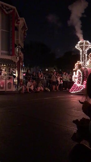 #ThrowbackThursday to 2017 #disneyland #mainstreetusa #mainstreetelectricalparade #bestparadeever #disneyover50 | DisneyOver50