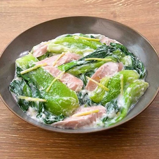 少ない食材でささっと♪ 青梗菜と魚肉ソーセージのクリーム煮のレシピ動画・作り方 | デリッシュキッチン