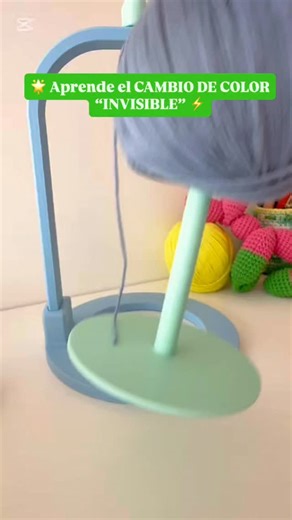 𝐏𝐚𝐦 𝐒𝐢𝐥𝐯𝐚 | 𝐃𝐢𝐬𝐞𝐧̃𝐚𝐝𝐨𝐫𝐚 𝐂𝐫𝐨𝐜𝐡𝐞𝐭 | 𝐀𝐦𝐢𝐠𝐮𝐫𝐮𝐦𝐢 on Instagram: "𝗣𝗔𝗦𝗢 𝗔 𝗣𝗔𝗦𝗢 𝗘𝗟 𝗦𝗘𝗖𝗥𝗘𝗧𝗢 𝗤𝗨𝗘 𝗡𝗔𝗗𝗜𝗘 𝗧𝗘 𝗖𝗨𝗘𝗡𝗧𝗔 🤓👌 . ⚡️El cambio de color invisible es una de las técnicas más gratificantes en el mundo del crochet, especialmente si te apasiona tejer amigurumis, prendas y cualquier proyecto que te imagines! . ✨PASO A PASO : 💞1) Antes de CERRAR el último punto de la vuelta anterior vas a cambiar al nuevo color y luego haces el punto desli