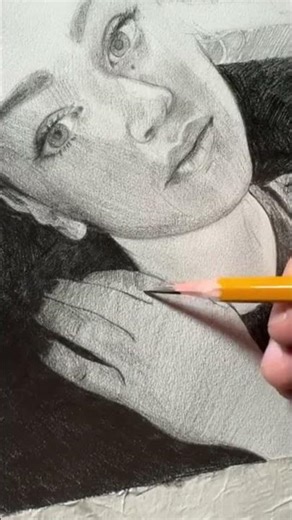 Drawing a realistic hand with graphite #drawing #graphite #portrait