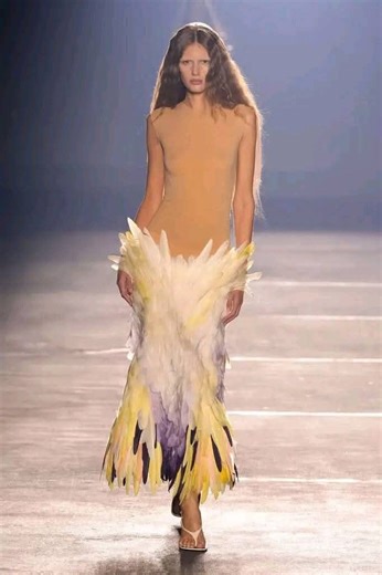 🌼🌿 Mugler Spring -Summer 2026 show at Paris Fashion Week 🎥 Watch more of this collection on our YouTube channel 🔗: https://youtu.be/wHSdA-c7cng?si=aIrjob7w7XYdLbFw #mugler #ParisFashionWeek #spring2026 #frenchstyle #FashionasaLifestyle | Fashion as a Lifestyle