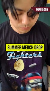 🔥 Gönnt Euch neues Merch der größten Rock- & Metal-Bands 🔥 1, 2 oder 3? ...oder 4? Für welches Shirt würdet Ihr euch entscheiden? Bei uns im Shop könnt Ihr die Shirts direkt nachkaufen und findet dort noch jede Menge weiteres Merch von echten Größen der Musikgeschichte wie Nirvana oder den Foo Fighters. Natürlich ist das aber noch nicht alles: Im Shop wartet Merch von über 1500 verschiedenen Bands auf Euch. Also schaut doch gleich mal vorbei und entdeckt gönnt Euch neues Lieblingsmerch ▶ imper