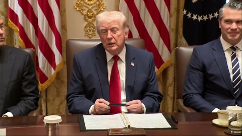 Trump describes favorite White House pen in viral moment