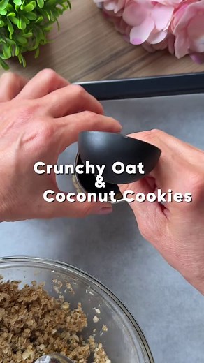 Crunchy Oat & Coconut Cookies (Gluten-Free • No Flour • No Eggs) A super easy recipe made with just a few ingredients, yet the result is incredibly delicious and perfectly crunchy cookies. Great for breakfast or to enjoy with a cup of coffee. 🛒 Ingredients 1 cup (110 g) gluten-free fine oats 1/2 cup (30 g) shredded coconut 1/4 cup (60 ml) maple syrup 👨‍🍳 Instructions 1. Lightly toast the oats in a dry pan for a few minutes. 2. Combine all ingredients in a bowl and mix well. 3. Shape into roun