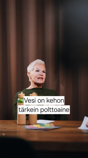 Hyvinvointivalmentaja ja Oloni-klinikan perustaja Mona Mäkinen muistuttaa syksyn TerveysSummitissa, että hyvinvoinnin ei tarvitse alkaa monimutkaisista ohjelmista, vaan pienistä, yksinkertaisista rutiineista. Vesi on hengityksen jälkeen tärkein rakennusaineemme. Ilman sitä mikään ei toimi kunnolla. Mona kertoo, että jo muutaman prosentin nestehukka voi laskea vireystasoa, heikentää keskittymistä ja väsyttää kehoa tavalla, jota moni ei tunnista. Miksi vesi on niin tärkeää: 💧 75 % aivoista ja 86 