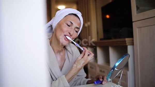 Une belle femme mature jouit samedi matin dans sa maison chaude - La...