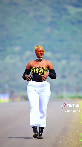 Peppa Pig Dancing to Gasolina - Fun Clips