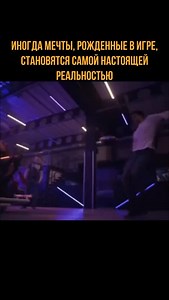 🍿 Фильм: «Гран Туризмо» (2023) 🏁 Приготовьтесь к старту! Настоящая история «Гран Туризмо» в кино! Помните, как проводили часы, оттачивая идеальную траекторию и обгоняя соперников в Gran Turismo на PlayStation? А что, если бы эти навыки могли привести вас на реальную гоночную трассу? 🤔 Именно об этом невероятном пути рассказывает вдохновляющий фильм 2023 года «Гран Туризмо»! 🎮 От Виртуальной Кабины к Реальному Гоночному Болиду В основе фильма лежит потрясающая и правдивая история подростка, к