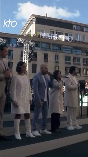 🎶Patrick Fiori, Alizée... Le Pape accueilli par le chant Terra Corsa devant la cathédrale d'Ajaccio