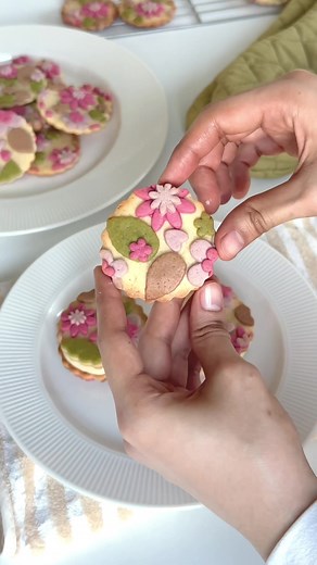Floral Sugar Cookies! I had so much fun spending time making them 🌸 120g salted butter 100g (1/2 cup) caster sugar 1 egg 1 tsp vanilla extract 240 (2 cups) all purpose flour 40g (1/3 cup) cornstarch Food colouring (optional) I’m wearing @TudungPeople Bloom in Amethyst 🤍