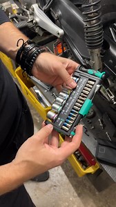 🏍️ Schrauben, nicht schleppen: Tool-Check PLUS Motorrad 1. Das kompakte All-in-One für unterwegs – mit Knarre, Bits & Nüssen. Passt in die Jackentasche. 👉 https://toolrebels.de/products/wera-tool-check-plus-motorrad-1 | Wera Tool Rebels